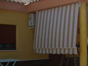 Toldo de brazo invisible para un porche