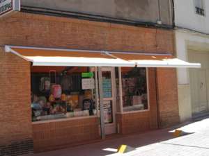 Toldo de brazo extensible cofre en una tienda