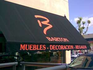 Toldo de brazo extensible para una tienda