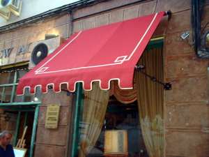 Toldo de estilo antiguo en una tienda