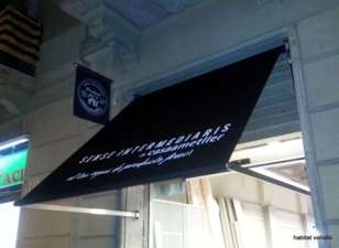 Toldo de estilo moderno en una tienda